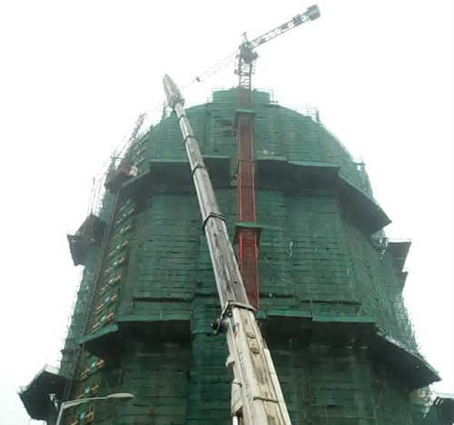 兴平吊车在工地上作业